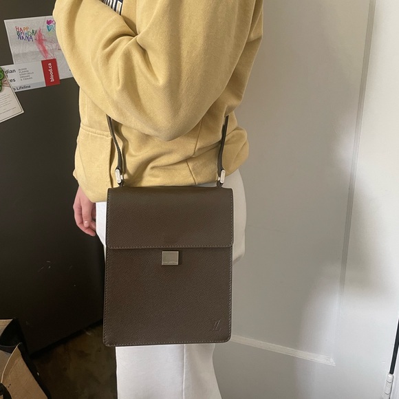 ⚡️⚡️‼️💲SALE⚡️⚡️Louis Vuitton Vintage crossbody Taiga Pochette Kurgan M32448 - Picture 3 of 12